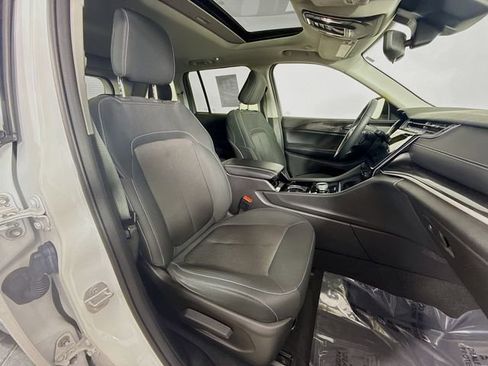 Used 2023 Jeep Grand Cherokee Laredo w/ Luxury Tech Group I image 27