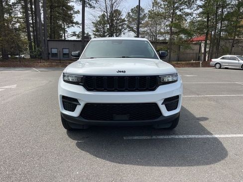 Used 2025 Jeep Grand Cherokee Altitude AWD/4WD image 3