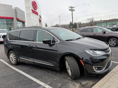 Used 2017 Chrysler Pacifica Touring-L image 15