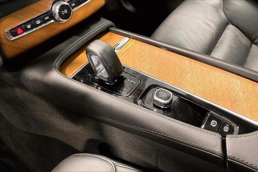 Certified 2024 Volvo XC90 B6 Plus AWD/4WD image 19