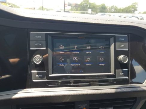 Certified 2023 Volkswagen Jetta SE FWD image 30