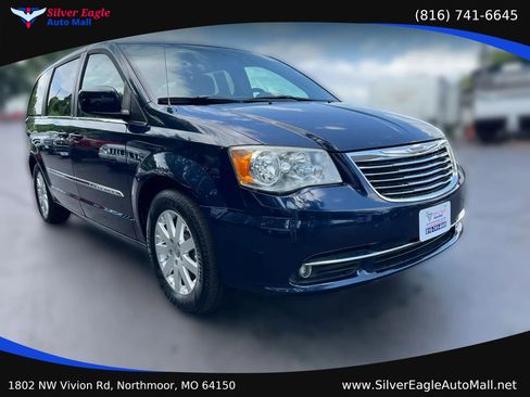 Used 2014 Chrysler Town & Country Touring FWD image 4