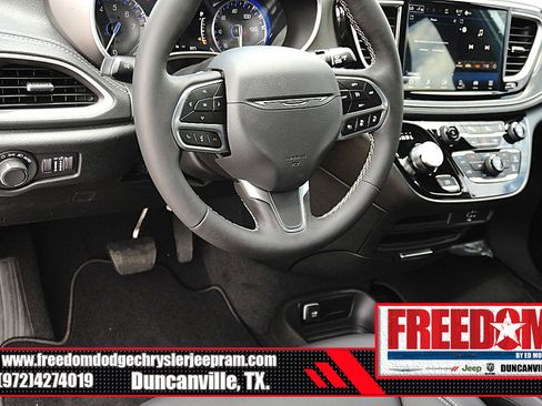 New 2027 Chrysler Pacifica Select FWD image 25