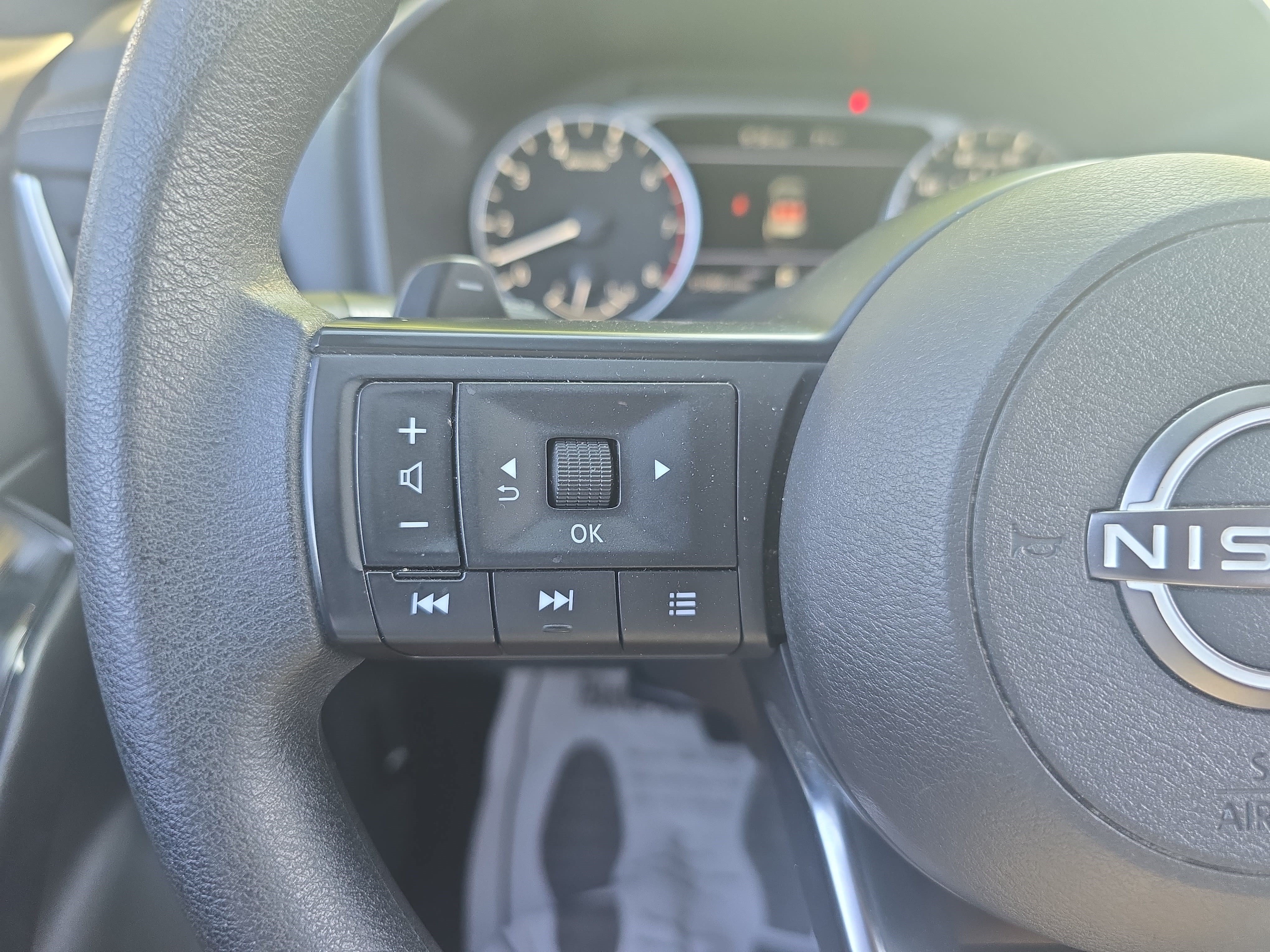 Used 2024 Nissan Rogue S AWD/4WD image 17