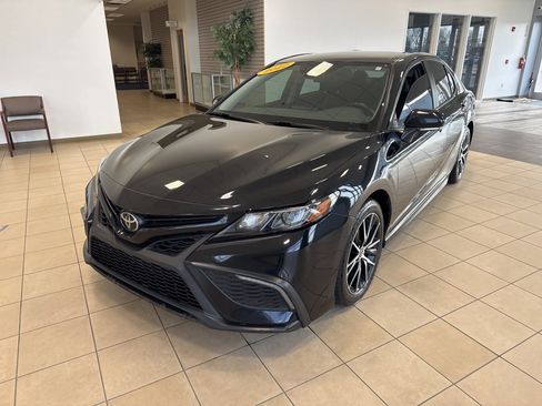 Used 2022 Toyota Camry SE image 3