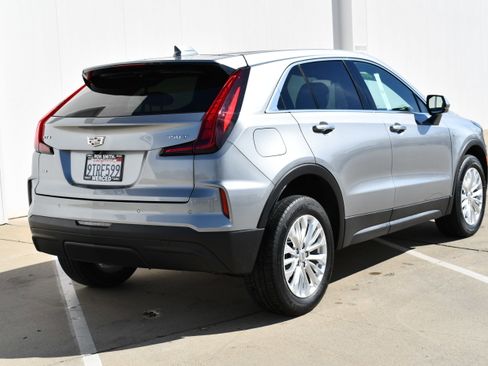 Used 2024 Cadillac XT4 Luxury w/ Cold Weather Package image 5