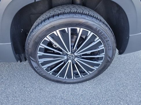 Certified 2025 Volkswagen Taos SE image 31