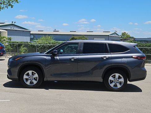 Certified 2025 Toyota Highlander LE FWD image 2