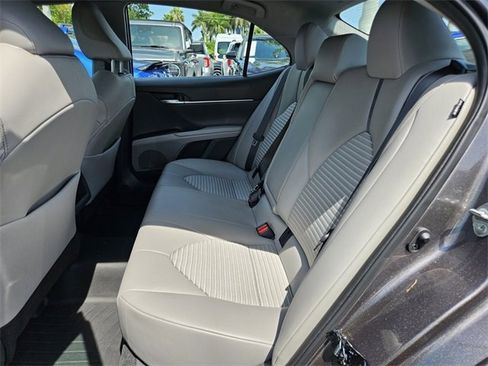 Used 2022 Toyota Camry SE image 5