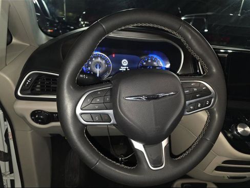 Used 2023 Chrysler Pacifica Touring-L image 4