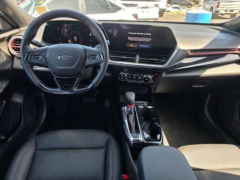 Certified 2025 Chevrolet Trax RS FWD image 14