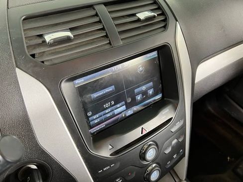 Used 2014 Ford Explorer XLT w/ Equipment Group 202A AWD/4WD image 21