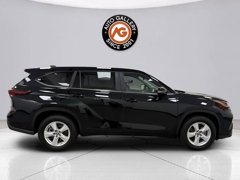 Used 2024 Toyota Highlander LE FWD image 8