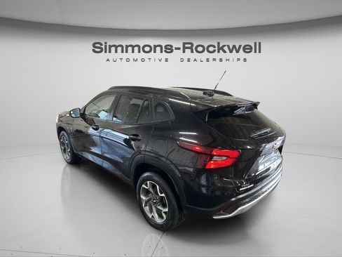 Used 2025 Chevrolet Trax LT w/ LT Convenience Package image 7