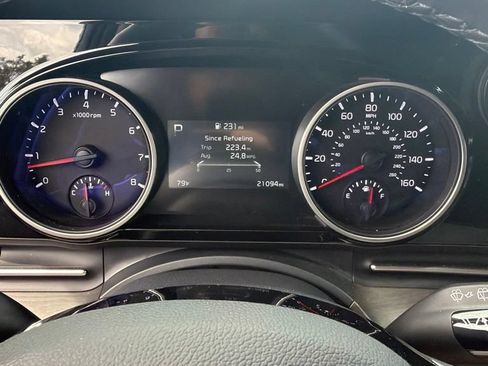 Used 2024 Kia Carnival EX FWD image 11