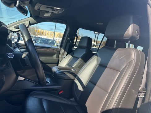 Used 2024 Chevrolet Suburban LT RWD image 19