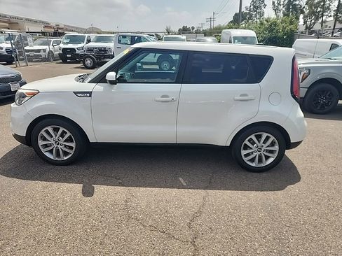 Used 2017 Kia Soul + FWD image 10