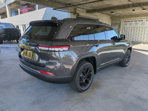 New 2026 Jeep Grand Cherokee Altitude image 5