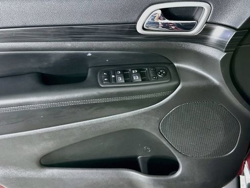 Used 2019 Jeep Grand Cherokee Laredo w/ 18" Wheel & 8.4" Radio Group AWD/4WD image 24