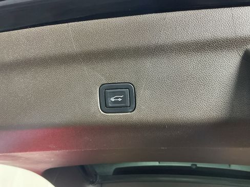 Used 2022 Cadillac Escalade Premium Luxury image 24