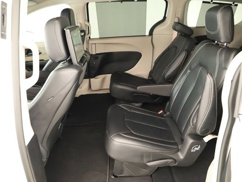Used 2022 Chrysler Pacifica Touring-L w/ Uconnect Theater Family Group AWD/4WD image 25