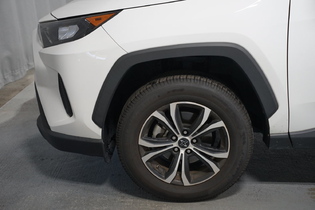 Used 2019 Toyota RAV4 LE FWD image 5