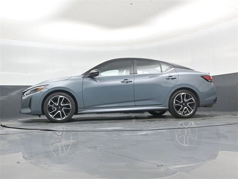 Used 2025 Nissan Sentra SR w/ SR Premium Package image 43