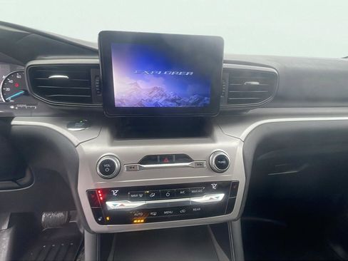 Used 2020 Ford Explorer XLT w/ Comfort Package image 15