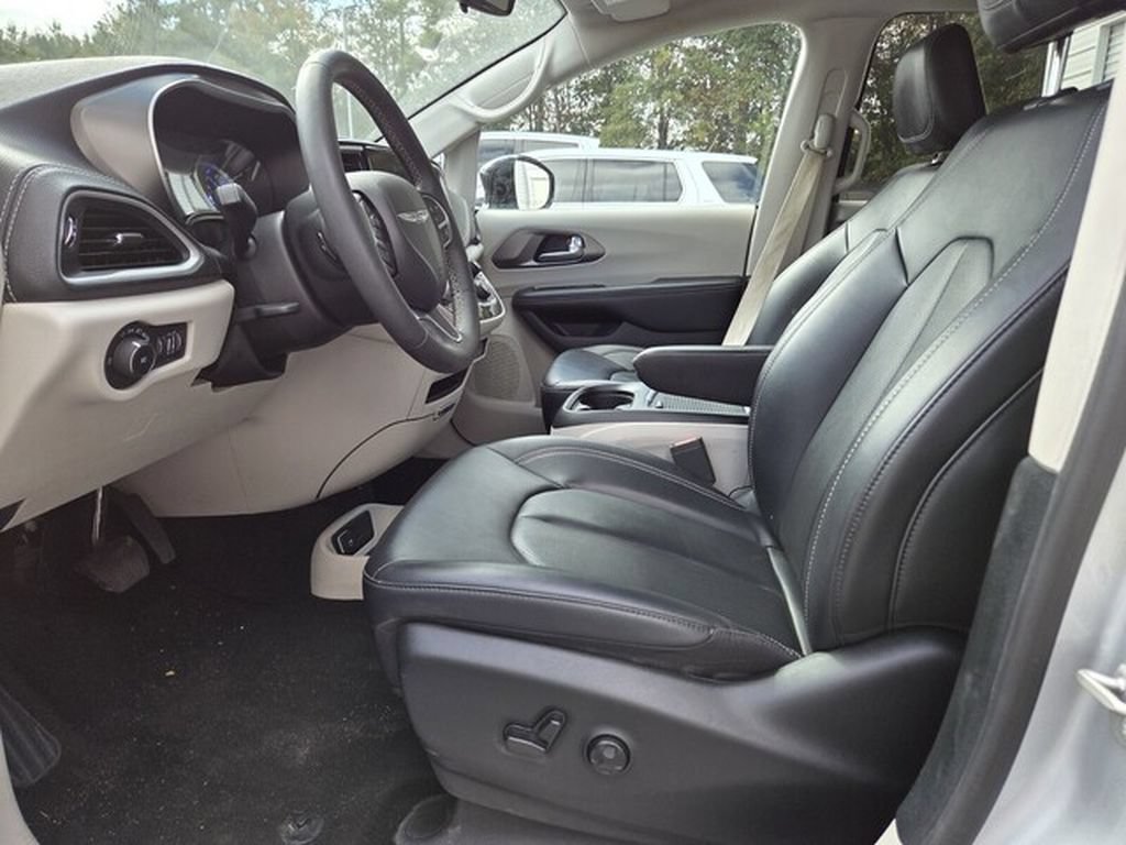 Used 2024 Chrysler Pacifica Limited FWD image 3