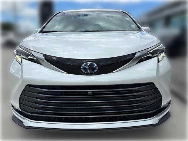 Used 2024 Toyota Sienna Platinum FWD image 2
