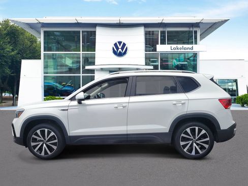 Used 2024 Volkswagen Taos SE w/ Panoramic Sunroof Package FWD image 5