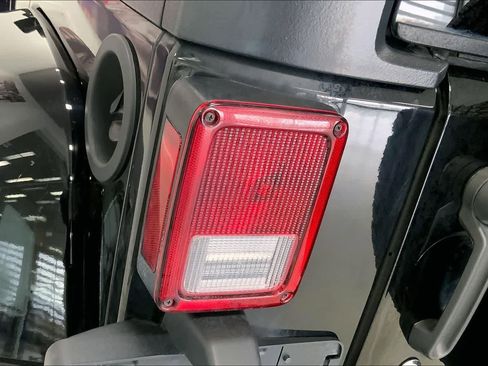 Used 2018 Jeep Wrangler Unlimited Sahara image 27