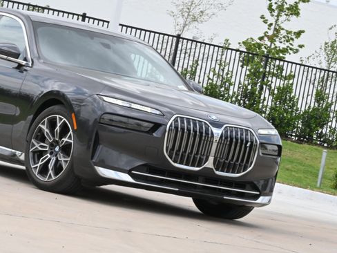 Certified 2024 BMW i7 eDrive50 w/ Executive Package RWD image 37