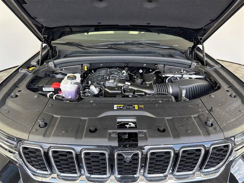 New 2025 Jeep Grand Cherokee Limited w/ Luxury Tech Group II image 32