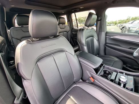 Used 2023 Jeep Grand Cherokee Overland AWD/4WD image 35