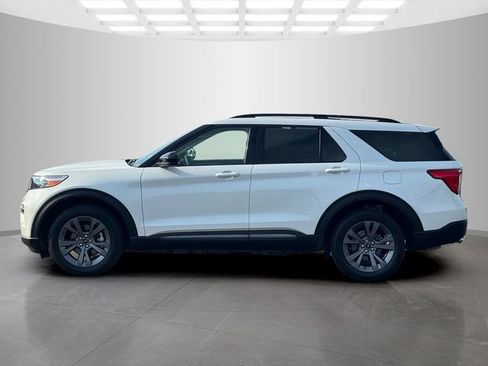 Used 2023 Ford Explorer XLT w/ Equipment Group 202A AWD/4WD image 4