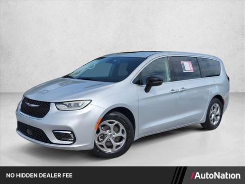 Used 2024 Chrysler Pacifica Limited FWD image 1