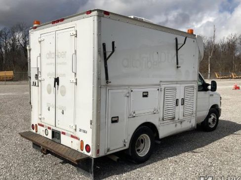 Used 2011 Ford E-350 and Econoline 350 Super Duty image 3