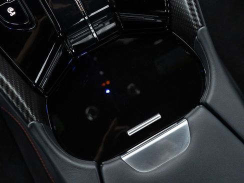 Used 2025 Aston Martin DB12 Coupe image 27