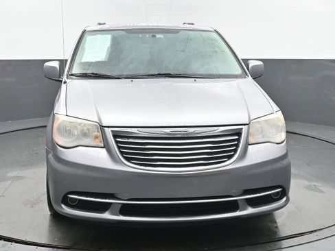Used 2013 Chrysler Town & Country Touring image 8