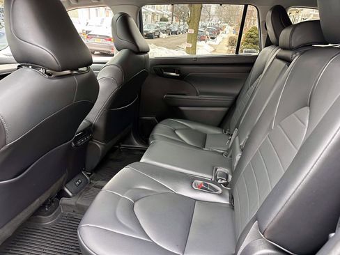 Certified 2021 Toyota Highlander XLE image 17