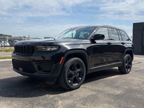 Used 2022 Jeep Grand Cherokee Altitude AWD/4WD image 3