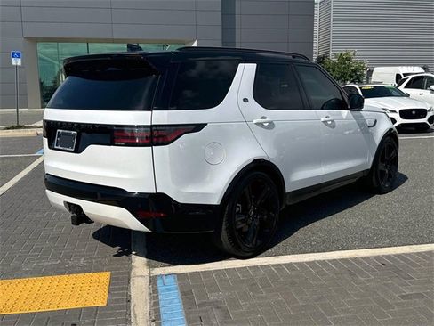 New 2024 Land Rover Discovery Dynamic SE image 6