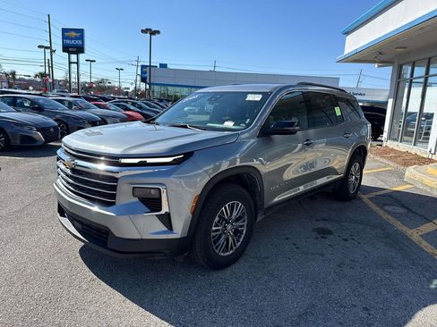 Certified 2025 Chevrolet Traverse LT image 3