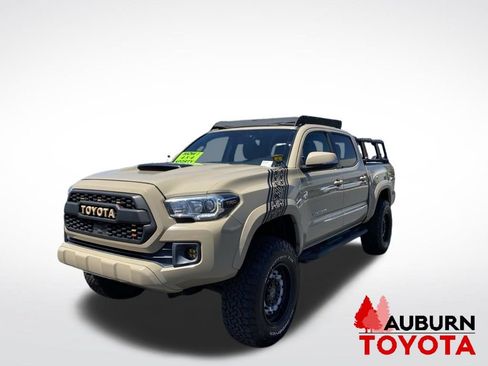 Used 2018 Toyota Tacoma TRD Sport AWD/4WD image 3