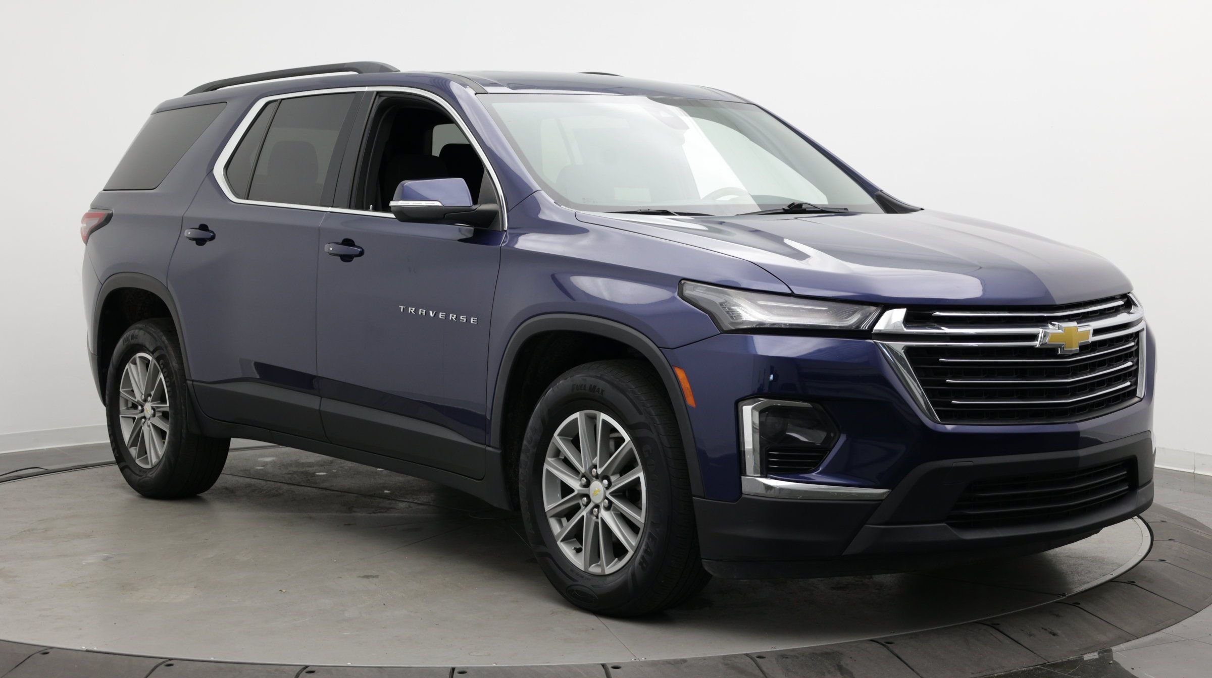 Used 2023 Chevrolet Traverse LT FWD image 3