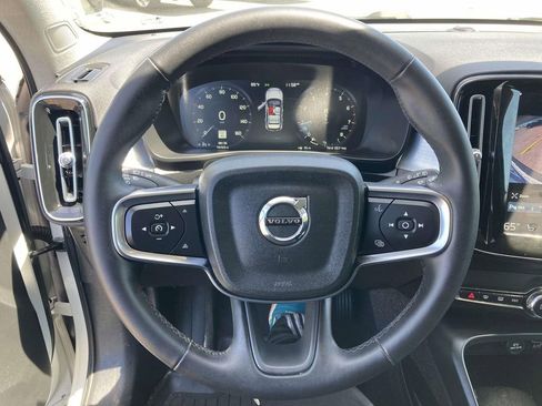 Used 2022 Volvo XC40 T5 Momentum image 31