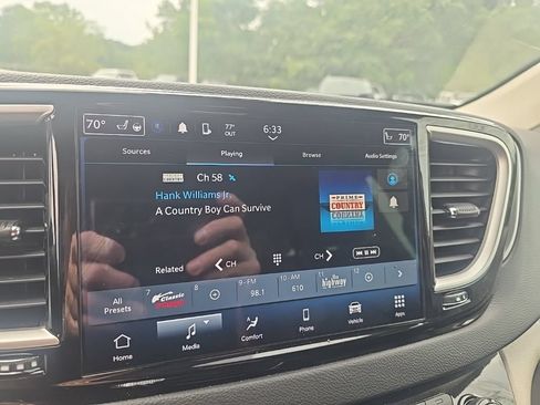 Used 2024 Chrysler Pacifica Touring-L FWD image 10