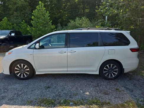 Used 2018 Toyota Sienna XLE w/ XLE Navigation Package AWD/4WD image 4