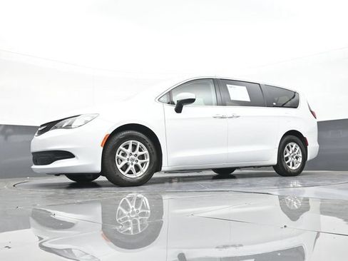 Used 2022 Chrysler Voyager LX FWD image 56